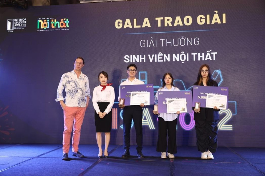 Trao giải cho 3 sinh viên có đồ án đoạt giải khuyến khích.