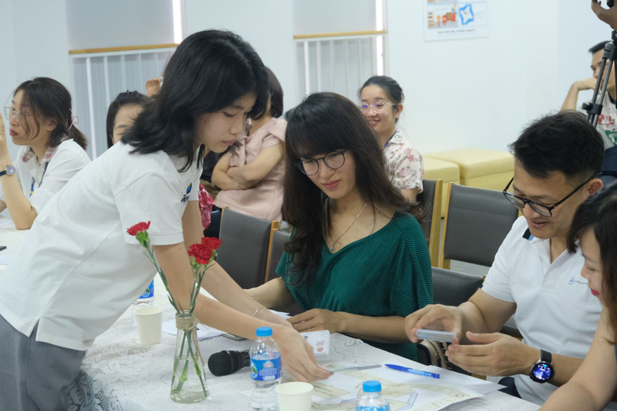 Học sinh tương tác với các shark khi trình bày dự án.