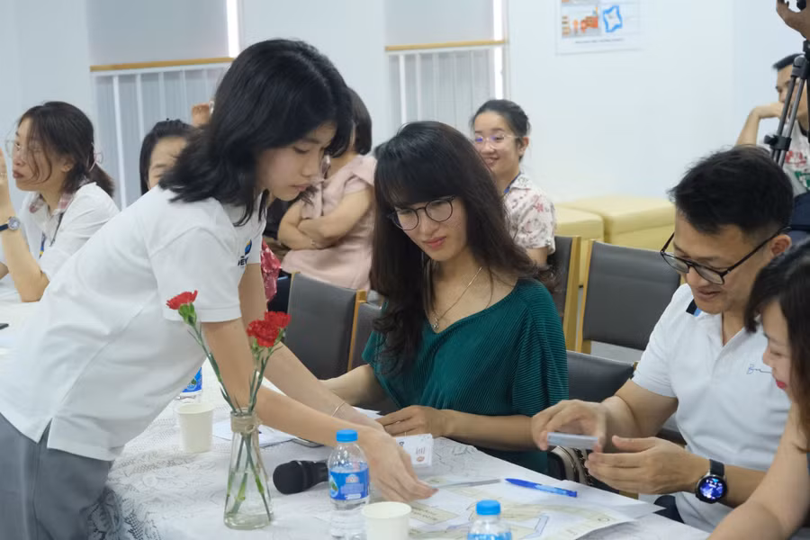 Học sinh tương tác với các shark khi trình bày dự án.