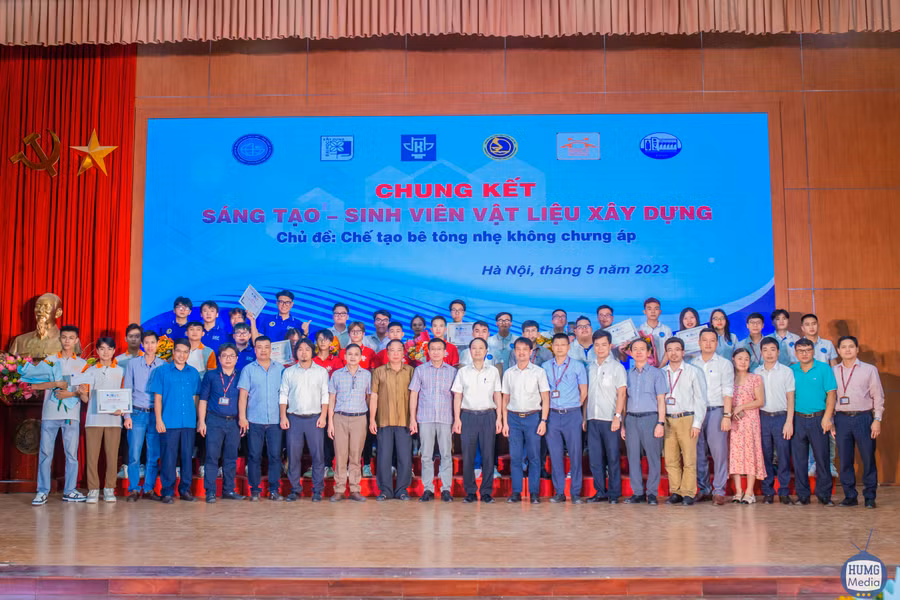 Các đội thi và đại biểu tham dự chung khảo Cuộc thi “Sáng tạo - Sinh viên vật liệu xây dựng”.