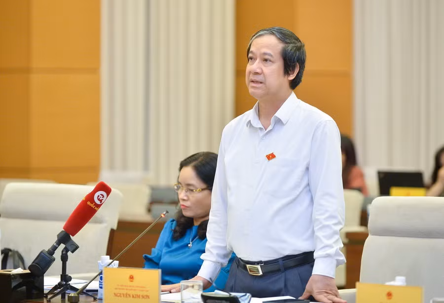 Bộ trưởng Bộ GD&ĐT Nguyễn Kim Sơn trao đổi tại phiên họp.