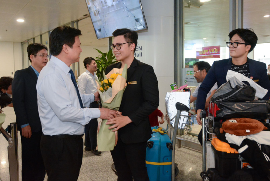 Thứ trưởng Nguyễn Hữu Độ tặng hoa chúc mừng học sinh trở về từ Hội thi Khoa học kỹ thuật quốc tế năm 2023. Thứ trưởng Nguyễn Hữu Độ tặng hoa chúc mừng học sinh trở về từ Hội thi Khoa học kỹ thuật quốc tế năm 2023.