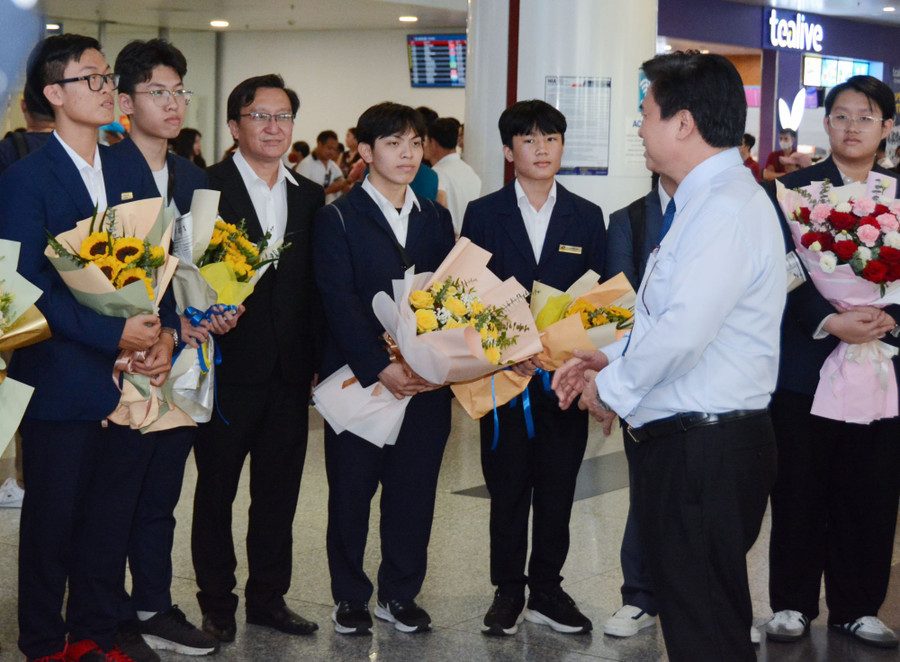 Thứ trưởng Nguyễn Hữu Độ chia sẻ, chúc mừng các học sinh trở về từ Hội thi Khoa học kỹ thuật quốc tế năm 2023. Thứ trưởng Nguyễn Hữu Độ chia sẻ, chúc mừng các học sinh trở về từ Hội thi Khoa học kỹ thuật quốc tế năm 2023.