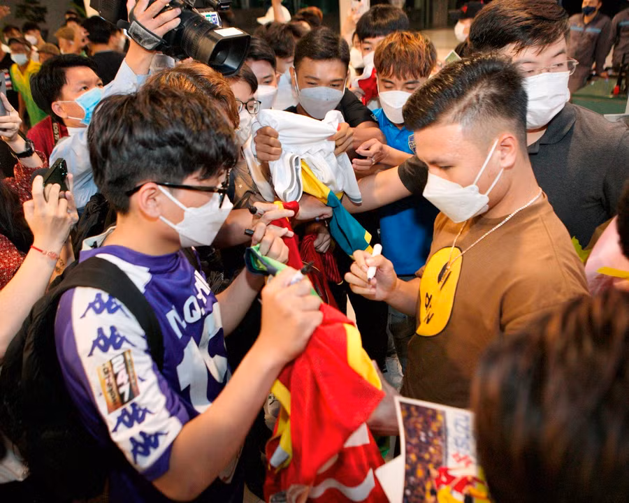 Tuyển thủ Quang Hải giao lưu cùng người hâm mộ TP Cần Thơ.