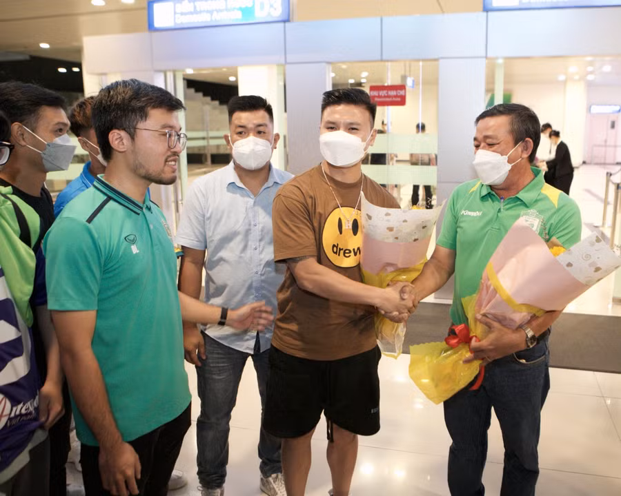 Tuyển thủ Quang Hải đến Cần Thơ chiều tối 11/5.