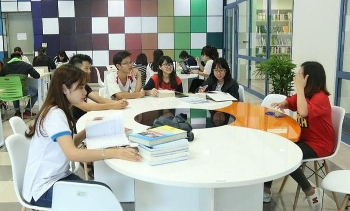 Sinh viên Trường ĐH Kinh tế quốc dân học tập trong thư viện. Ảnh: NTCC