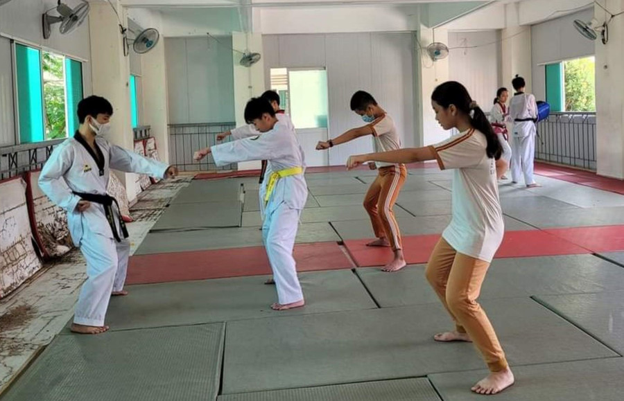 Học sinh Trường Tiểu học Lương Định Của (TP Thủ Đức) tham gia câu lạc bộ võ thuật do nhà trường tổ chức trong dịp hè 2022. Học sinh Trường Tiểu học Lương Định Của (TP Thủ Đức) tham gia câu lạc bộ võ thuật do nhà trường tổ chức trong dịp hè 2022.
