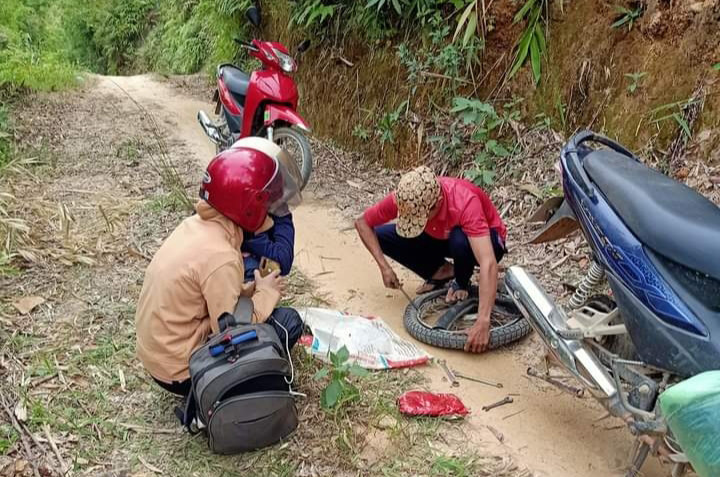 Giáo viên Trường Mầm non Pú Hồng (huyện Điện Biên Đông) hỗ trợ nhau sửa xe trên đường đến điểm trường. Giáo viên Trường Mầm non Pú Hồng (huyện Điện Biên Đông) hỗ trợ nhau sửa xe trên đường đến điểm trường.
