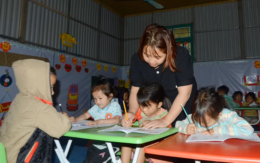 Giáo viên Trường Mầm non Huổi Lếch (huyện Mường Nhé) hướng dẫn học sinh tập tô.