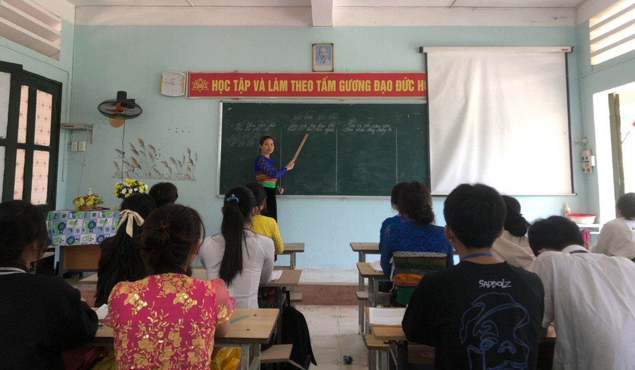 Cô trò Trường THPT Quan Sơn (Thanh Hóa) trong giờ học. Ảnh: NTCC Cô trò Trường THPT Quan Sơn (Thanh Hóa) trong giờ học. Ảnh: NTCC