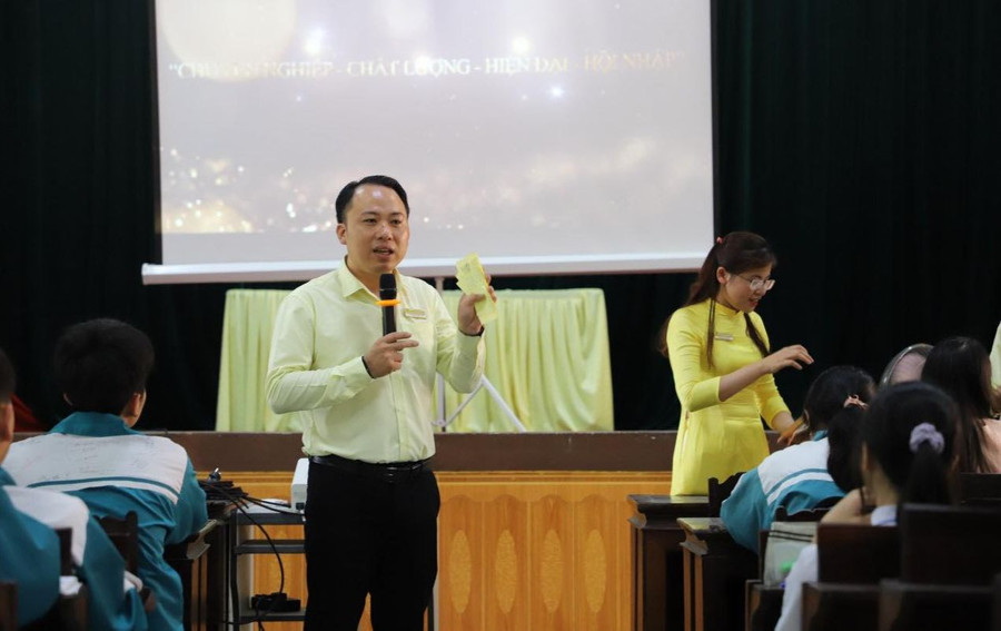 Ông Nguyễn Vinh San trong một chương trình tư vấn, hướng nghiệp cho học sinh THPT. Ảnh: NVCC Ông Nguyễn Vinh San trong một chương trình tư vấn, hướng nghiệp cho học sinh THPT. Ảnh: NVCC