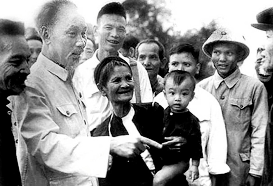 Bác Hồ về thăm quê lần thứ 2 năm 1961. (Ảnh tư liệu) Bác Hồ về thăm quê lần thứ 2 năm 1961. (Ảnh tư liệu)