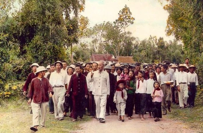 Bác Hồ về thăm quê Nam Đàn, Nghệ An (1957) trong niềm hân hoan của bà con chòm xóm.