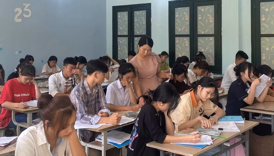 Cô Phạm Thị Hằng và học trò trong giờ Lịch sử. Ảnh nhân vật cung cấp
