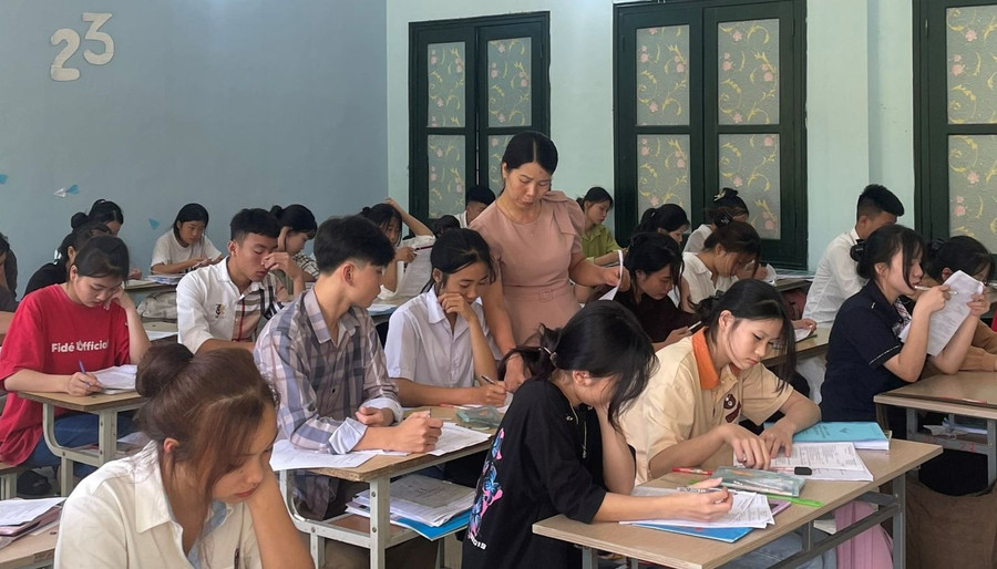 Cô Phạm Thị Hằng và học trò trong giờ Lịch sử. Ảnh nhân vật cung cấp Cô Phạm Thị Hằng và học trò trong giờ Lịch sử. Ảnh nhân vật cung cấp