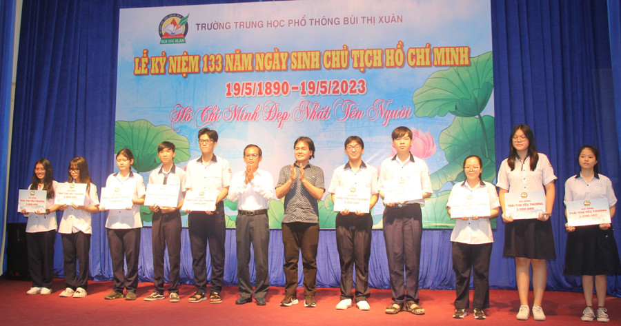Trường THPT Bùi Thị Xuân trao học bổng cho học sinh khó khăn vươn lên trong học tập dịp kỷ niệm sinh nhật Bác.