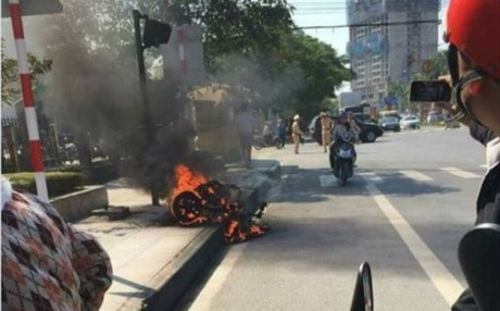 Vi phạm giao thông, nam thanh niên đốt xe có phạm luật? - Ảnh 2 Vi pham giao thong, nam thanh nien dot xe co pham luat? - Anh 2