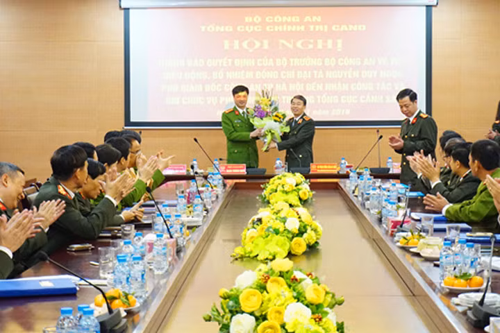 Trung tướng Trần Bá Thiều - Tổng Cục trưởng Tổng cục Chính trị CAND tặng hoa chúc mừng Đại tá Nguyễn Duy Ngọc