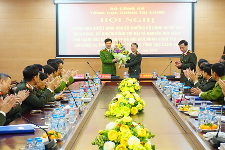 Trung tướng Trần Bá Thiều - Tổng Cục trưởng Tổng cục Chính trị CAND tặng hoa chúc mừng Đại tá Nguyễn Duy Ngọc