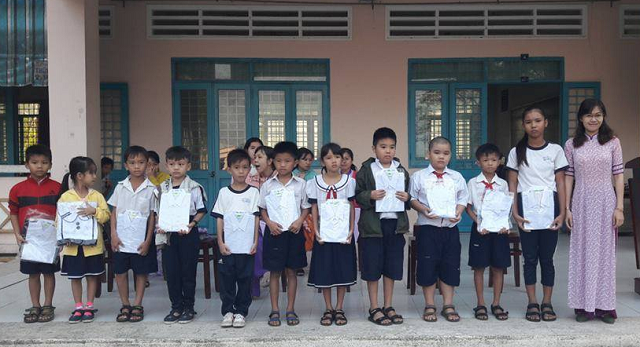 Cô Lê Thị Thiện Hương - Trường TH Tân Quy Tây trao quà cho HS. Ảnh: Liêm Nguyễn Cô Lê Thị Thiện Hương - Trường TH Tân Quy Tây trao quà cho HS. Ảnh: Liêm Nguyễn