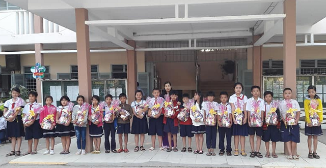 Cô Trương Thu Thảo - Trường TH Phạm Hữu Lầu trao quà "Cây mùa xuân" cho học trò. Ảnh: Liêm Nguyễn Cô Trương Thu Thảo - Trường TH Phạm Hữu Lầu trao quà "Cây mùa xuân" cho học trò. Ảnh: Liêm Nguyễn