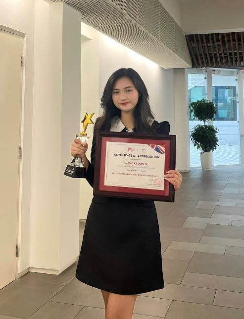 Cô bạn rất năng nổ trong những công việc ngoài giờ học (Nguồn: BUV) Cô bạn rất năng nổ trong những công việc ngoài giờ học (Nguồn: BUV)