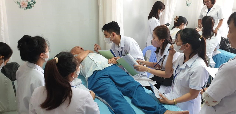 Học viên khóa đào tạo thực hành lâm sàng trên bệnh nhân đột quỵ tại Khoa Phục hồi chức năng và bệnh nghề nghiệp, Bệnh viện 199, TP Đà Nẵng.