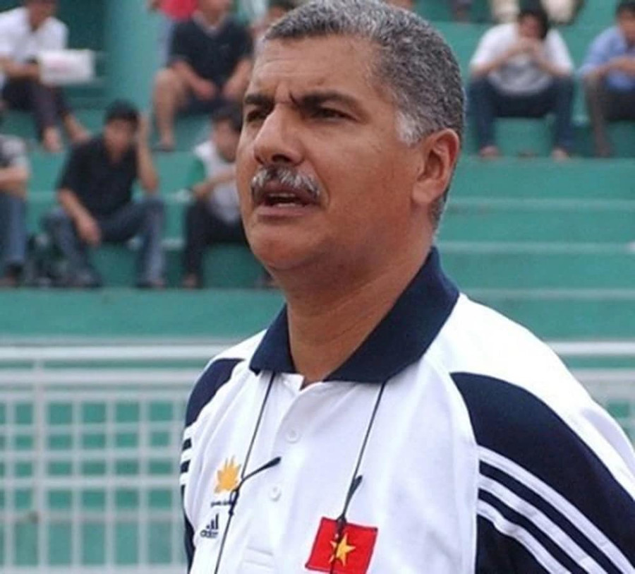 HLV TAVARES - người dẫn ĐTVN năm 2004. HLV TAVARES - người dẫn ĐTVN năm 2004.