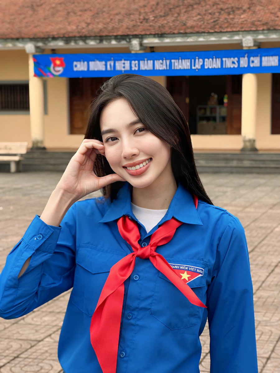 Thùy Tiên mặc áo đoàn thanh niên, nghiệm thu khu vui chơi tại Thanh Hóa, Nghệ An, Hà Tĩnh. Thùy Tiên mặc áo đoàn thanh niên, nghiệm thu khu vui chơi tại Thanh Hóa, Nghệ An, Hà Tĩnh.