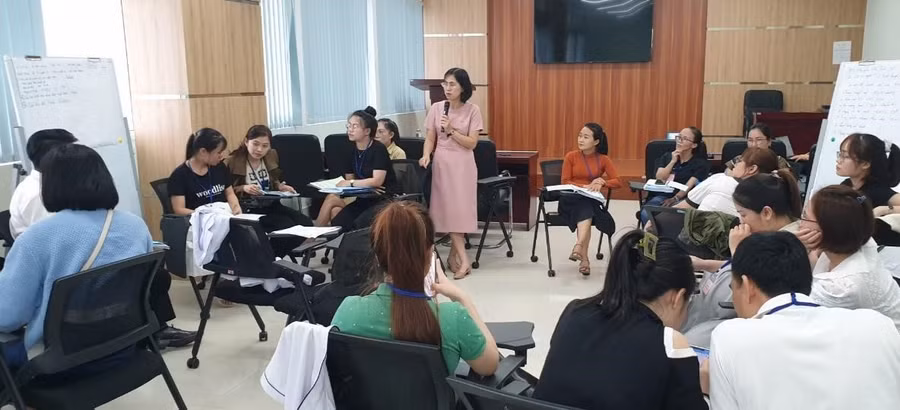 TS.Lưu Thị Thủy, Trưởng Khoa Điều dưỡng, Trường ĐH KTYD Đà Nẵng điều hành thảo luận nhóm.