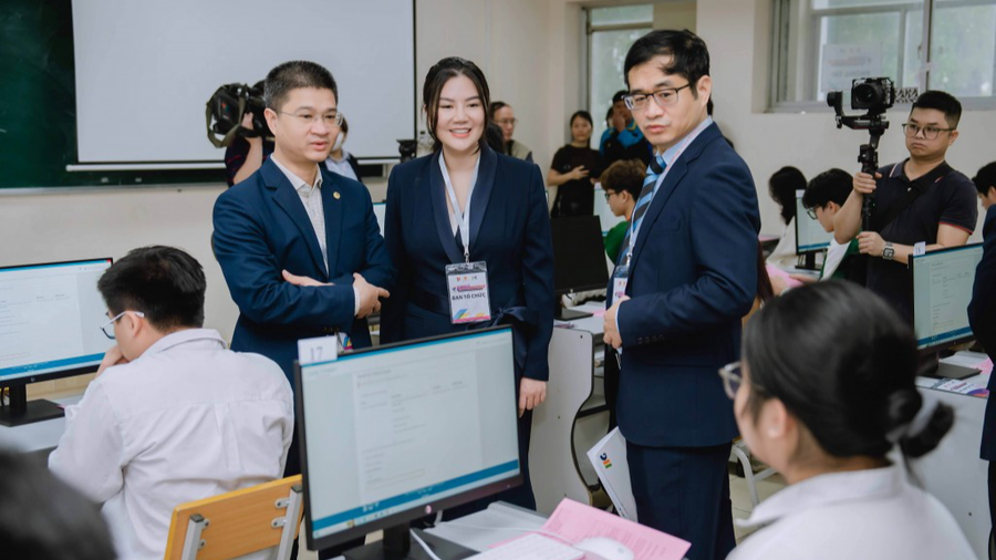 Các đại biểu tham quan, động viên các thí sinh tham gia cuộc thi. Các đại biểu tham quan, động viên các thí sinh tham gia cuộc thi.