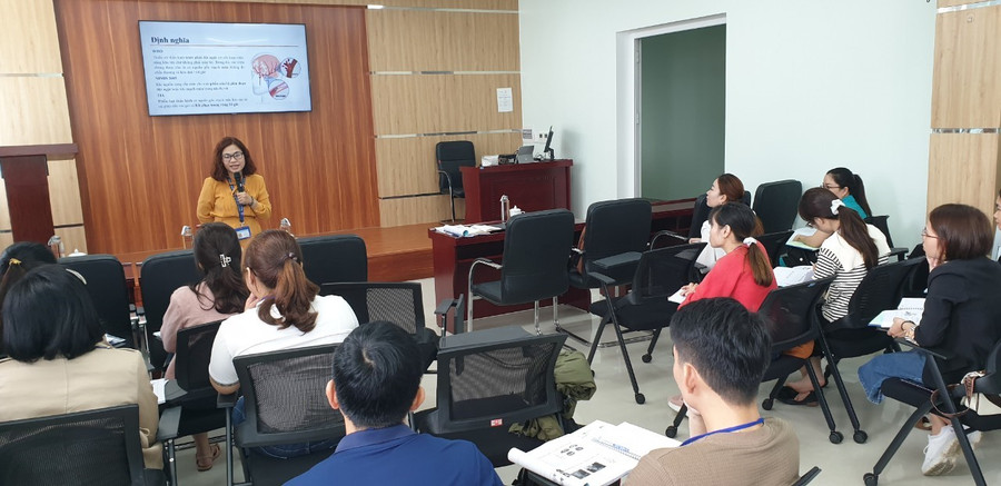 ThS.BS.Cao Bích Thuỷ (Bộ môn PHCN, Trường ĐH KTYD Đà Nẵng) giảng lý thuyết về đột quỵ.