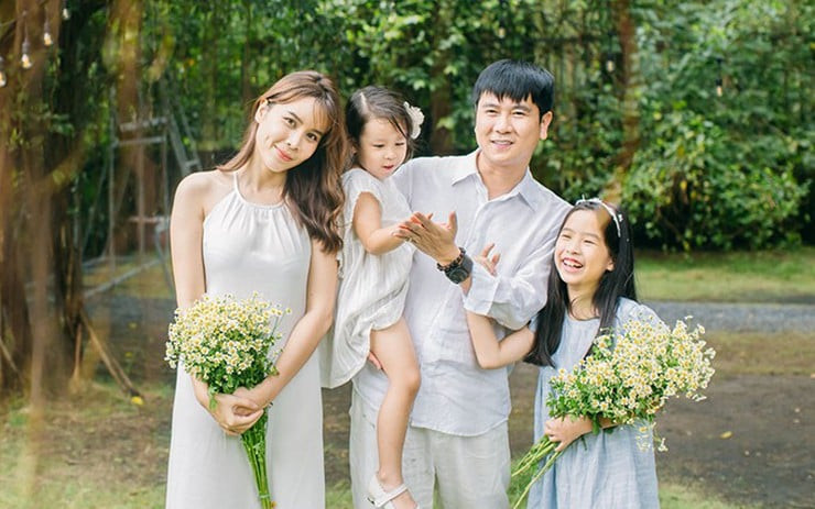 Hồ Hoài Anh và Lưu Hương Giang hiện có hai cô con gái chung. Hồ Hoài Anh và Lưu Hương Giang hiện có hai cô con gái chung.