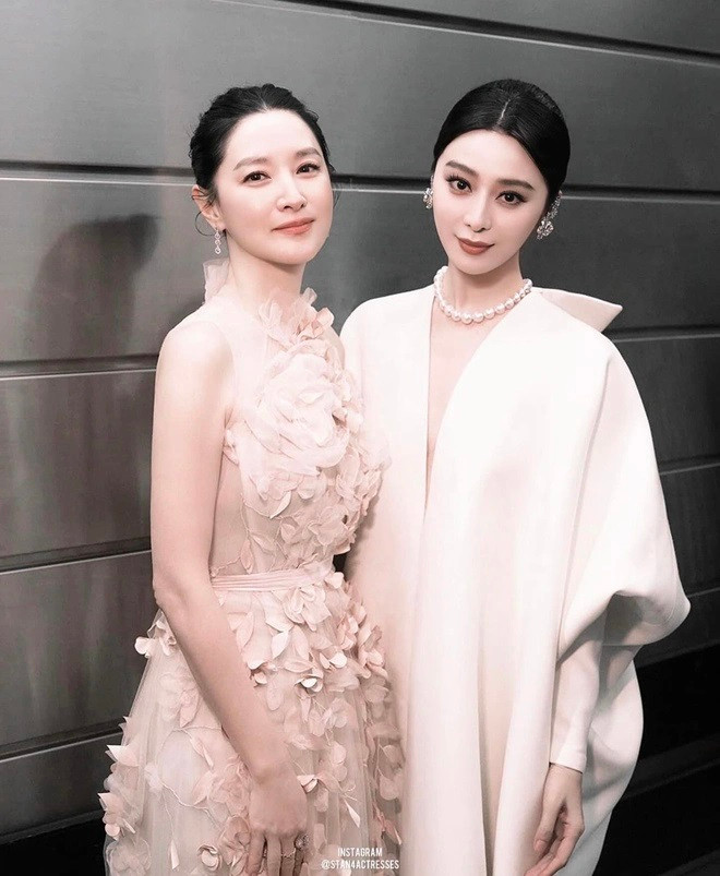 Màn so kè nhan sắc bất phân thắng bại của Lee Young Ae và Phạm Băng Băng. Màn so kè nhan sắc bất phân thắng bại của Lee Young Ae và Phạm Băng Băng.