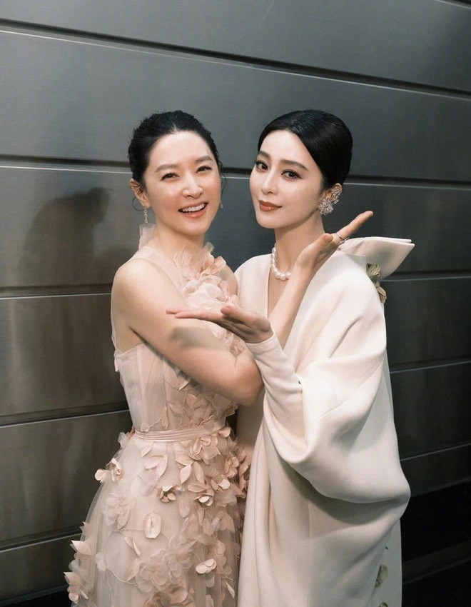 Lee Young Ae và Phạm Băng Băng được xem là 2 biểu tượng nhan sắc của làng giải trí Hàn - Trung. Lee Young Ae và Phạm Băng Băng được xem là 2 biểu tượng nhan sắc của làng giải trí Hàn - Trung.