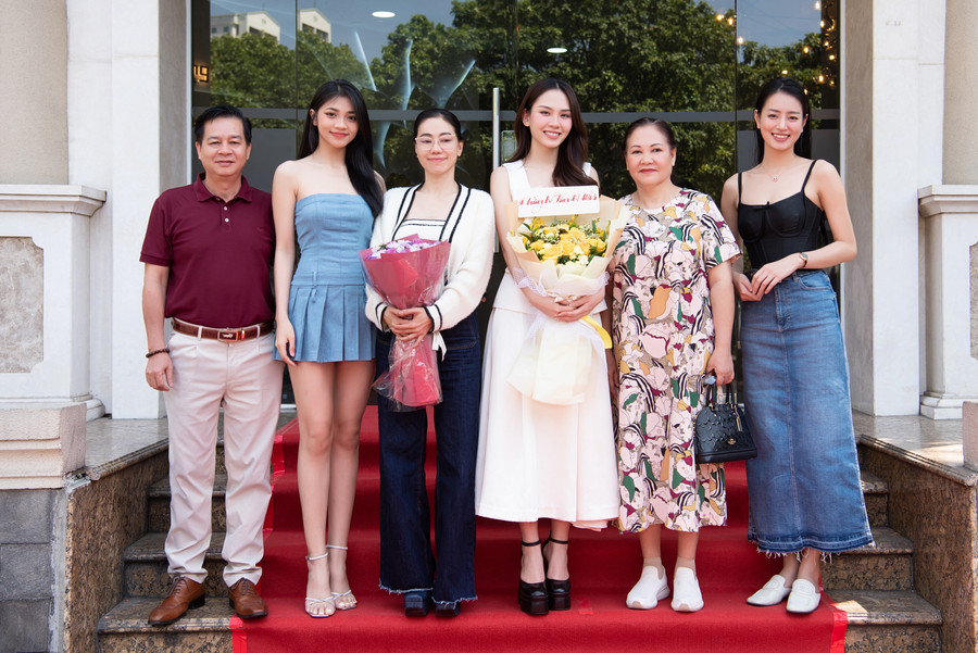 Hoa hậu Mai Phương chia sẻ nội dung buổi phỏng vấn kín trong ngày trở về. Hoa hậu Mai Phương chia sẻ nội dung buổi phỏng vấn kín trong ngày trở về.