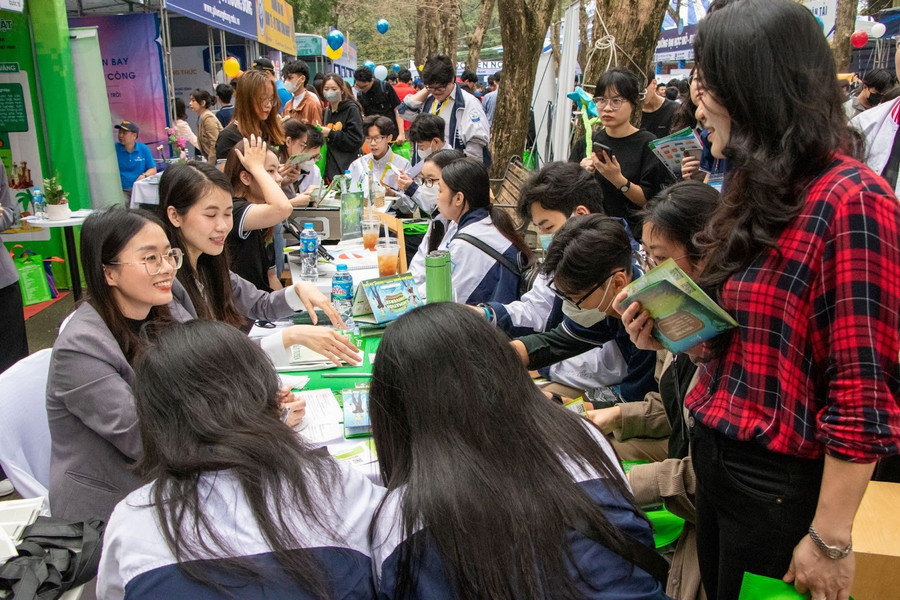 Phụ huynh và học sinh tìm hiểu thông tin tuyển sinh của Trường Đại học Bách khoa Hà Nội. Phụ huynh và học sinh tìm hiểu thông tin tuyển sinh của Trường Đại học Bách khoa Hà Nội.