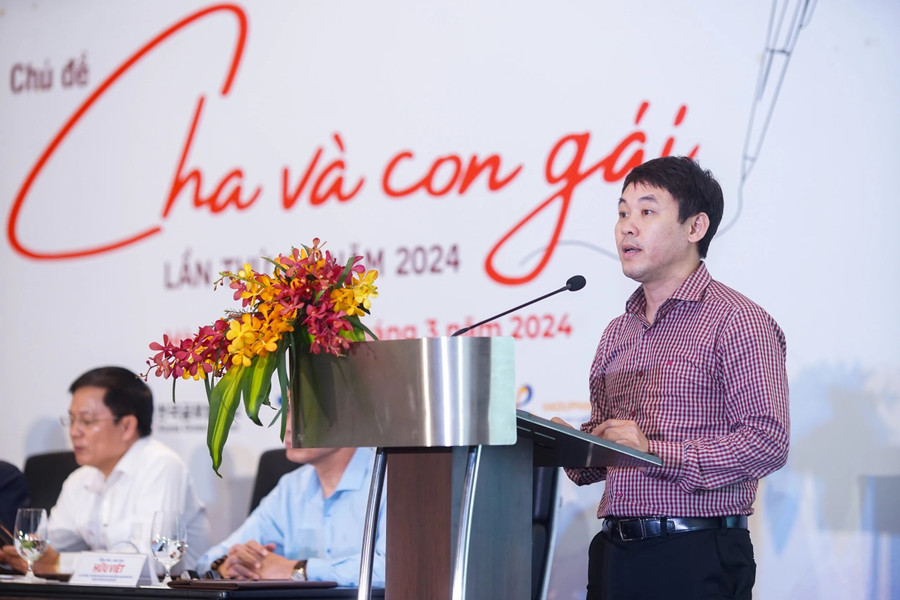 Ông Trần Đình Hưng - Phó Tổng Biên tập Tạp chí Gia đình Việt Nam công bố Thể lệ cuộc thi &quot;Cha và con gái&quot; lần thứ 2 năm 2024.