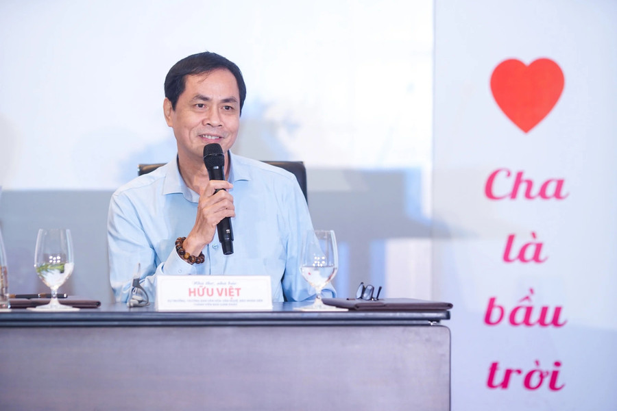 Nhà thơ, nhà báo Hữu Việt - Thành viên Ban Giám khảo chia sẻ tại buổi lễ.