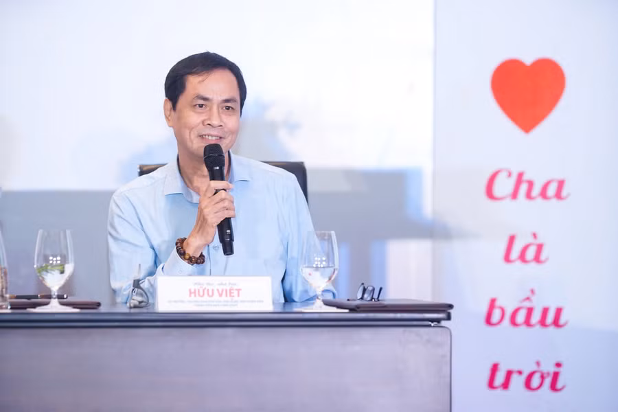 Nhà thơ, nhà báo Hữu Việt - Thành viên Ban Giám khảo chia sẻ tại buổi lễ.