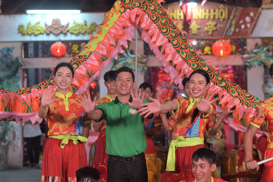 Hoa hậu Thùy Tiên, Lương Thùy Linh lần đầu biểu diễn múa lân, toát mồ hôi với loạt sự cố. Hoa hậu Thùy Tiên, Lương Thùy Linh lần đầu biểu diễn múa lân, toát mồ hôi với loạt sự cố.