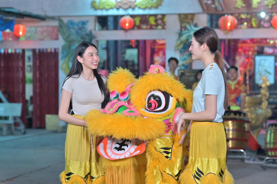 Hoa hậu Thùy Tiên và Lương Thùy Linh “nhập môn” múa lân sư rồng. Hoa hậu Thùy Tiên và Lương Thùy Linh “nhập môn” múa lân sư rồng.