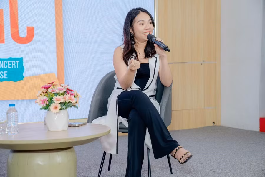 Chị Blonde Nguyễn, chuyên gia với 15 năm kinh nghiệm hoạt động trong lĩnh vực tổ chức sự kiện, chia sẻ câu chuyện làm nghề với học sinh, sinh viên quan tâm tới tuyển sinh chuyên ngành tổ chức sự kiện tại Trường Cao đẳng FPT Polytechnic. (Ảnh: H.T).