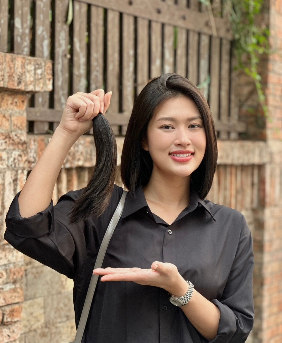 Hoa hậu Thiên Ân hiến tóc cho bệnh nhân ung thư.