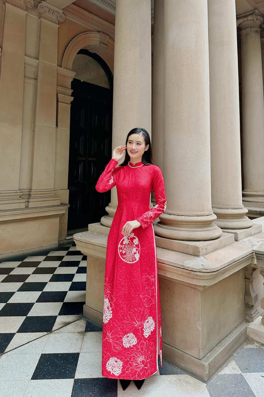 Ý Nhi rạng rỡ ở trời Tây sau khi lên đường đi du học. Ý Nhi rạng rỡ ở trời Tây sau khi lên đường đi du học.