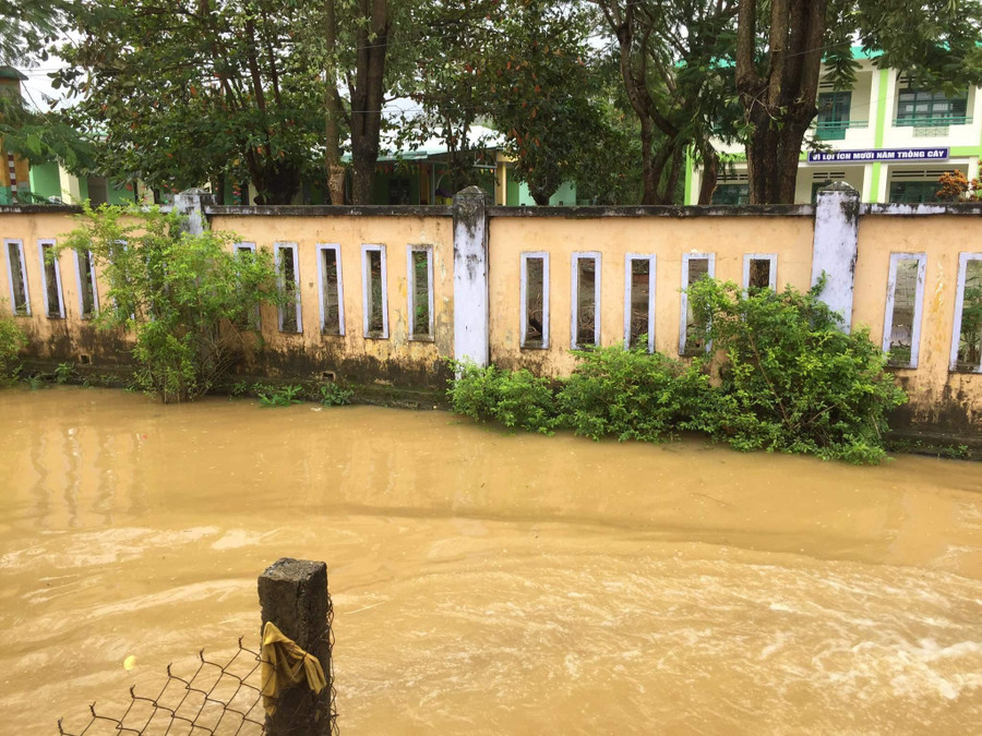 Điểm trường ở thôn Trường Định của Trường Tiểu học số 1 Hòa Liên bị ngập nước khá sâu.