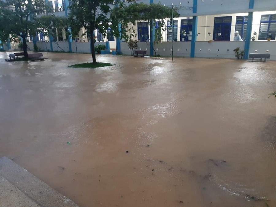 Trường Tiểu học số 2 Hòa Liên nước đã mấp mé lên hành lang lớp học.