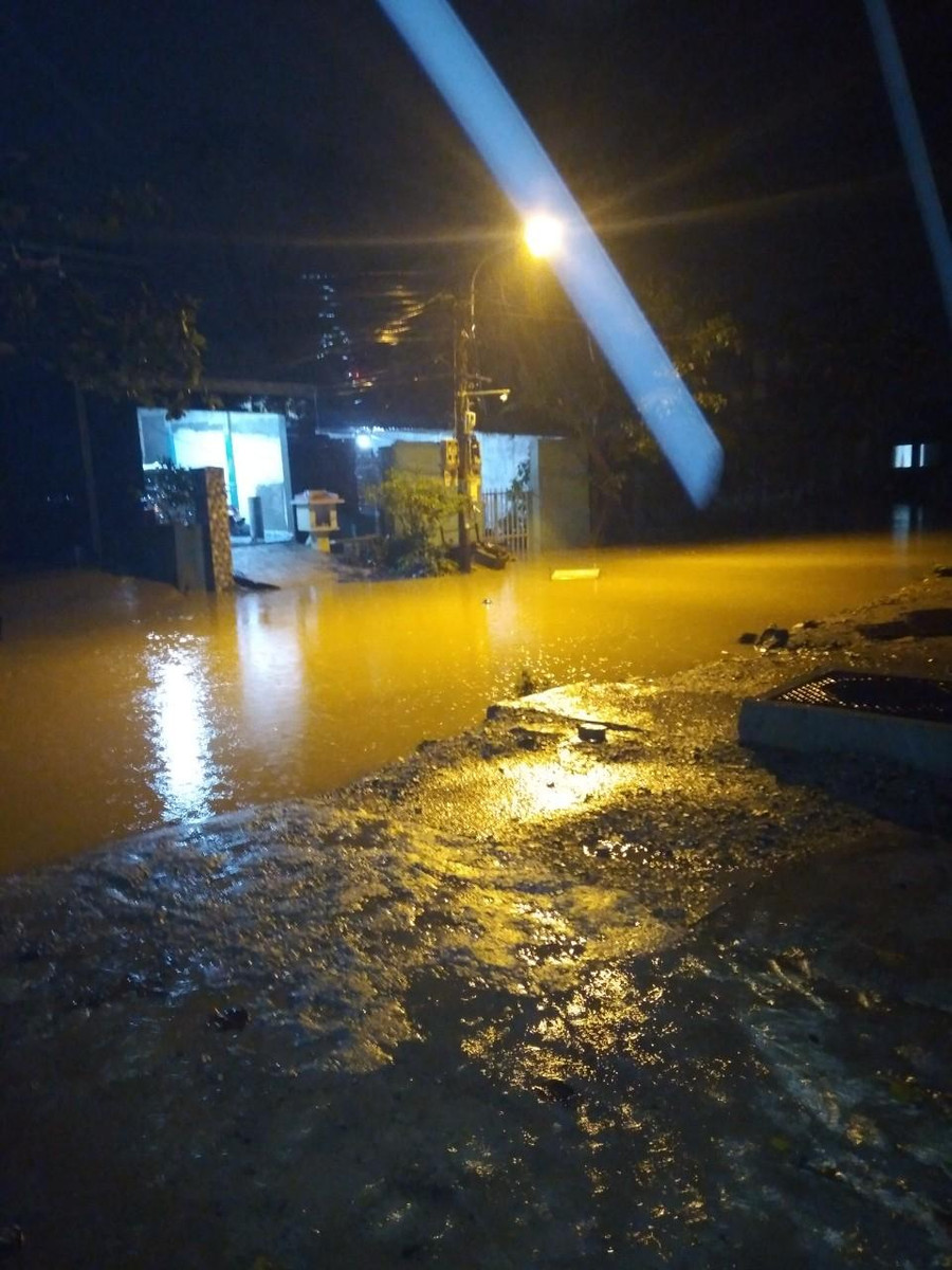 Đoạn đường phía trước cổng Trường Tiểu học Hòa Liên 1 đang thi công nên bị ngập cục bộ.