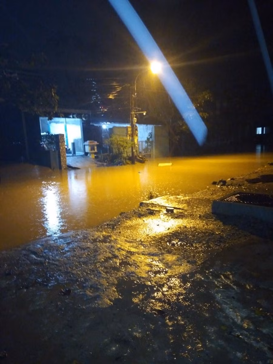 Đoạn đường phía trước cổng Trường Tiểu học Hòa Liên 1 đang thi công nên bị ngập cục bộ.