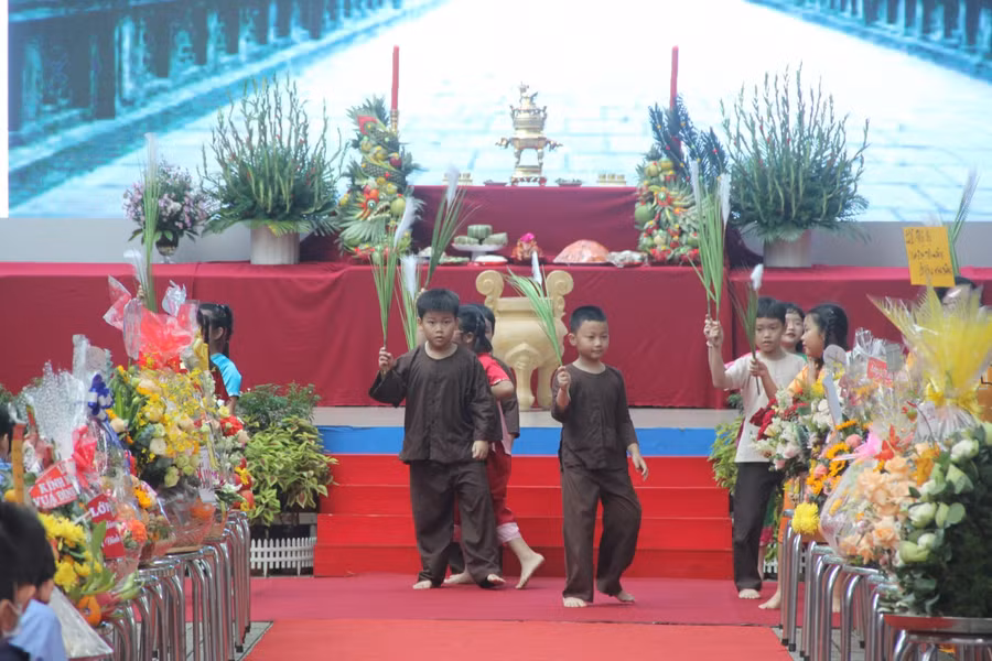 Học sinh Trường Tiểu học Đinh Tiên Hoàng trình diễn các tiết mục trong buổi lễ Húy kỵ Vua Đinh Tiên Hoàng sáng 15/10
